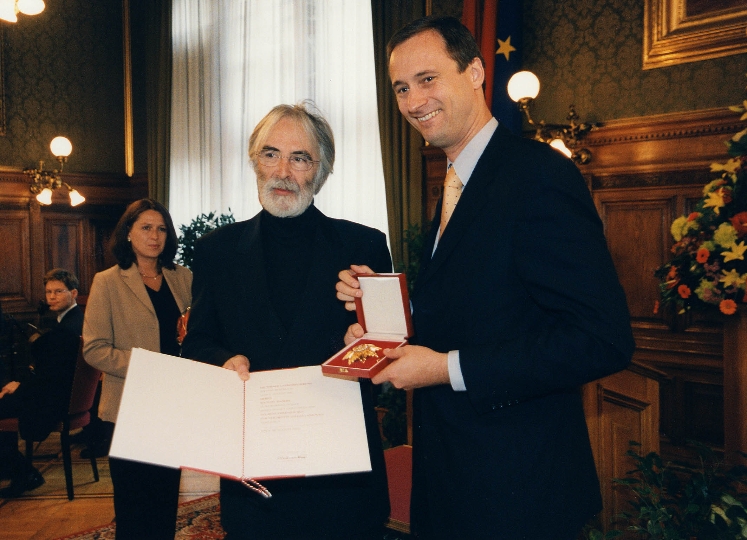 Überreichung des Goldenen Ehrenzeichens für Verdienste um das Land Wien an Michael Haneke durch StR. Andreas Mailath-Pokorny