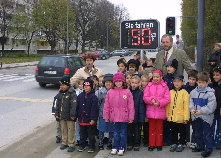 StR. DI Rudolf Schicker mit SchülerInnen bei der mobilen Geschwindigkeitsüberwachungsanlage vor der Schule in der Vorgartenstraße 210-212