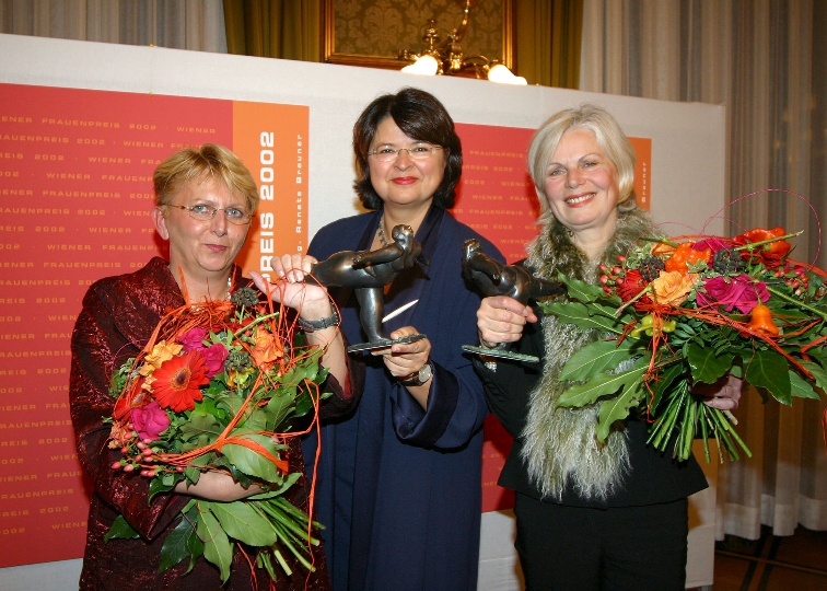 Verleihung des ersten Wiener Frauenpreises durch StR. Mag. Renate Brauner an Dr. Andrea Wukovits (li.) und Elfriede Hammerl (re.)