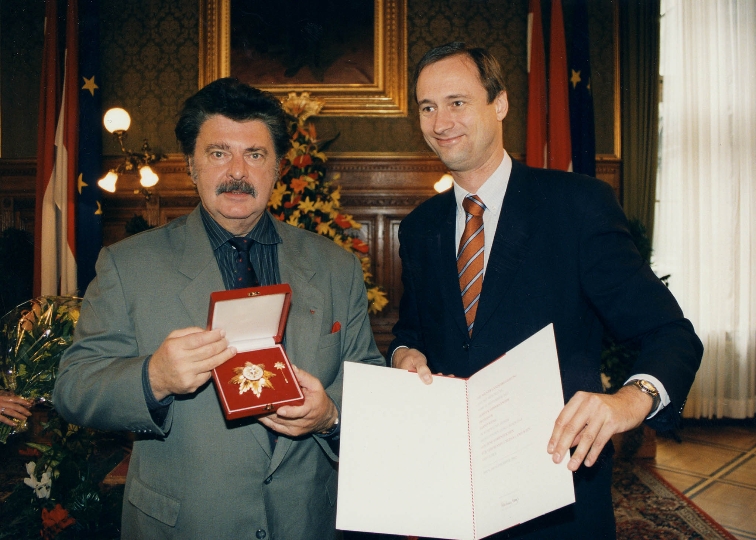 Überreichung des Goldenen Ehrenzeichens für Verdienste um das Land Wien an Bernd Weikl durch StR. Andreas Mailath-Pokorny