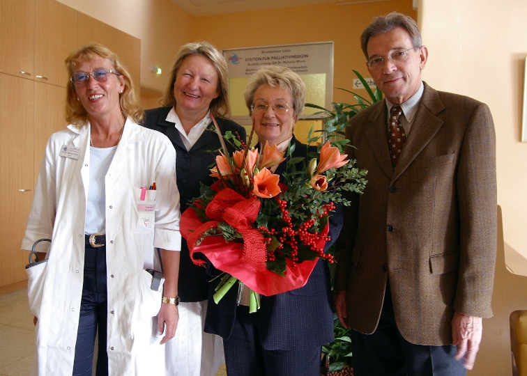StR. Prim. Dr. Elisabeth Pittermann-Höcker zu Besuch beim Tag der offenen Tür auf der Station für Palliativmedizin