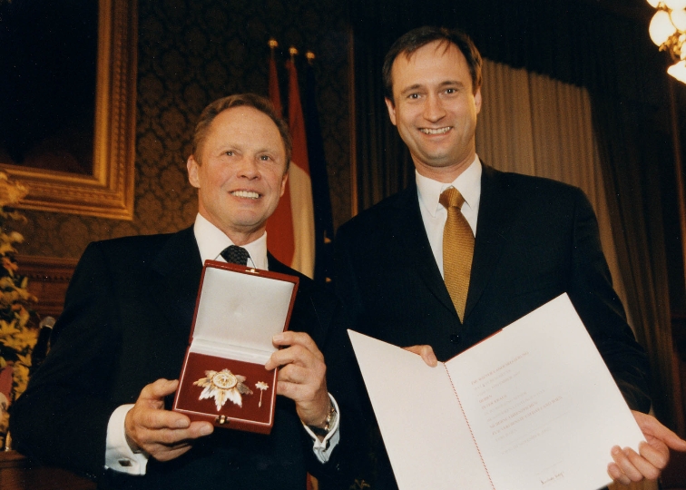 Überreichung des Silbernen Ehrenzeichens für Verdienste um das Land Wien an Peter Kraus durch StR. Dr. Andreas Mailath-Pokorny