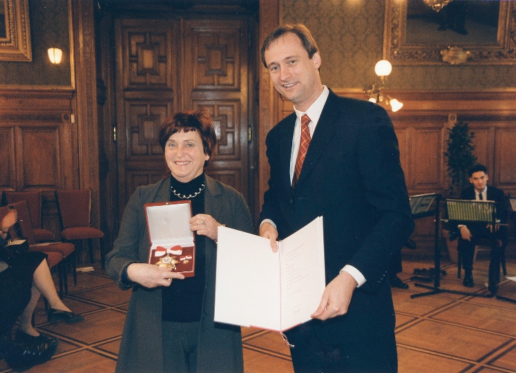 Überreichung des Goldenen Ehrenzeichens für Verdienste um das Land Wien an Valie Export durch StR. Dr. Andreas Mailath-Pokorny