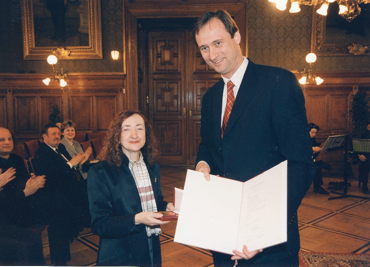 Überreichung der Ehrenmedaille der Bundeshauptstadt Wien in Gold an Elfriede Gerstl durch StR. Dr. Andreas Mailath-Pokorny