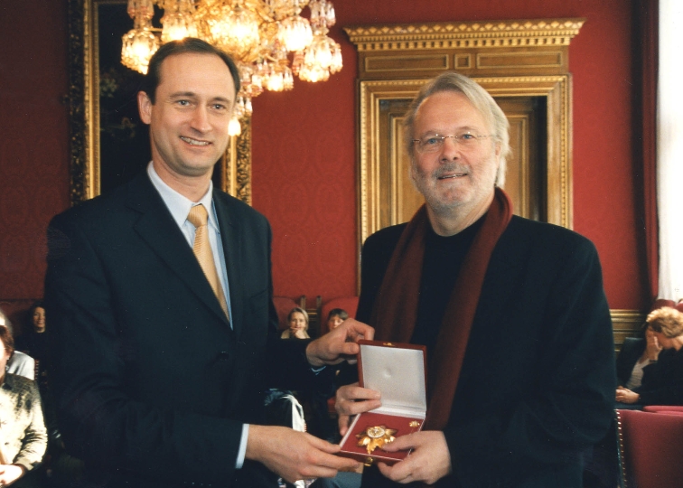 Goldenes Ehrenzeichen für Verdienste um das Land Wien an Gerhard Roth durch StR. Dr. Andreas Mailath-Pokorny