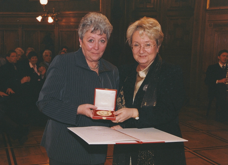 Überreichung der Julius-Tandler-Medaille der Stadt Wien in Gold an Ilse Forster durch StR. Prim. Dr. Elisabeth Pittermann-Höcker