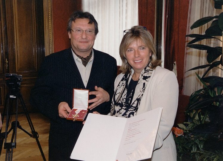 Überreichung des Goldenen Verdienstzeichens des Landes Wien an Joesi Prokopetz durch Landeshauptmann-Stellvertreterin Grete Laska