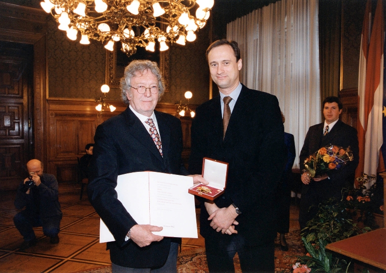 Überreichung des Goldenen Ehrenzeichens für Verdienste um das Land Wien an Eduard Angeli durch StR. Dr. Andreas Mailath-Pokorny