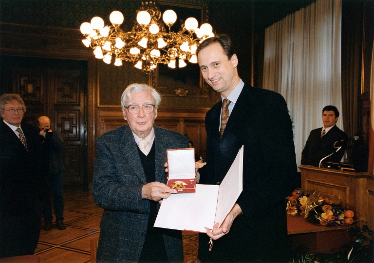 Überreichung des Goldenen Ehrenzeichens für Verdienste um das Land Wien an Bogdan Bogdanovic durch StR. Dr. Andreas Mailath-Pokorny