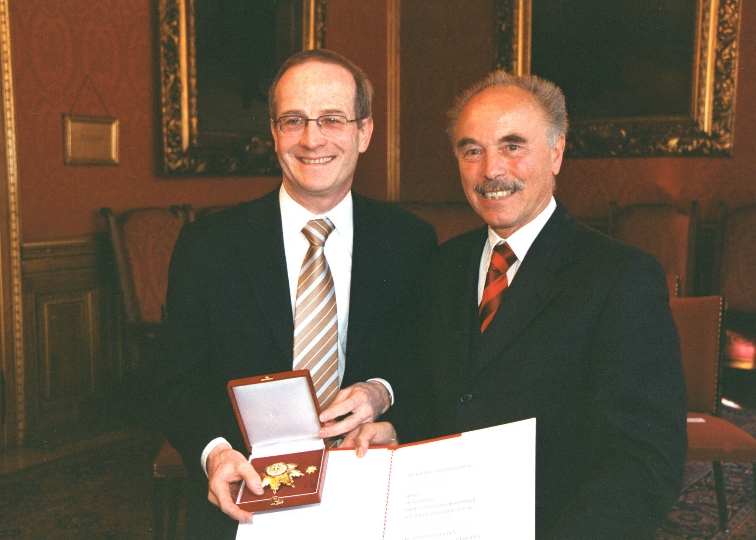 Überreichung des Goldenen Ehrenkreuzes für Verdienste um das Land Wien an Franz Wipfli durch Landeshauptmann-Stellvertreter Dr. Sepp Rieder