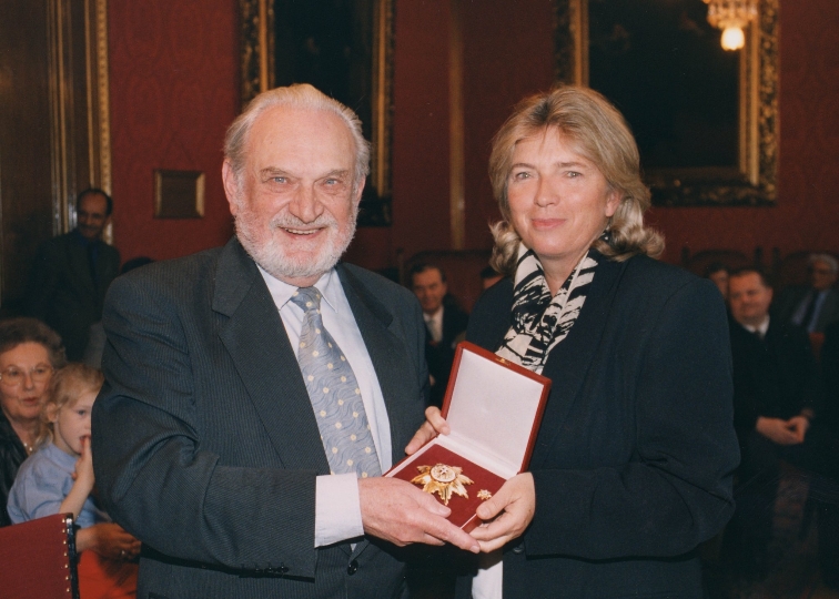 Überreichung des Goldenen Ehrenzeichens für Verdienste um das Land Wien an Prof. Dr. Franz Hawla durch Landeshauptmann-Stellvertreterin Grete Laska
