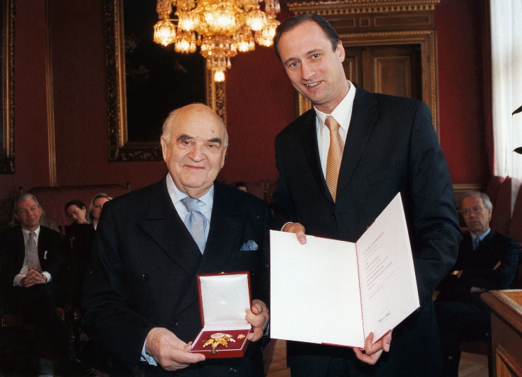 Überreichung des Goldenen Ehrenzeichens für Verdienste um das Land Wien an Lord George Weidenfeld durch StR. Dr. Andreas Mailath-Pokorny