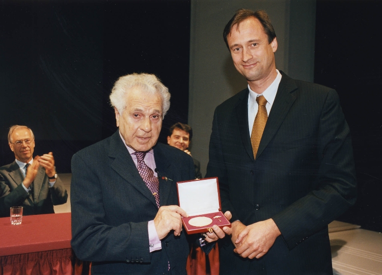 Überreichung der Ehrenmedaille der Bundeshauptstadt Wien in Gold an Julius Rudel durch StR. Dr. Andreas Mailath-Pokorny