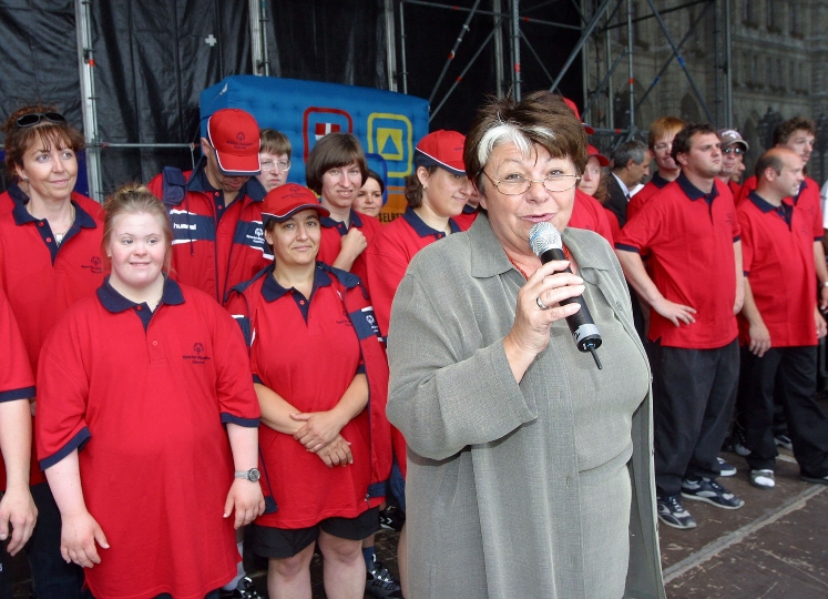 Prof. Erika Stubenvoll mit den Teilnehmern der Special Olympics