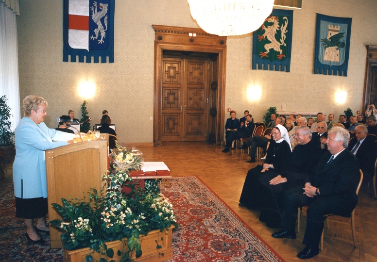 v.li.n.re.: Schwester Josefa Michelitsch, Frater Paulus Kohler OH und Prim. Dr. Heinrich Weber