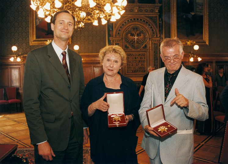 StR. Dr. Andreas Mailath-Pokorny überreicht die Auszeichnungen an Hilde Haider-Pregler und Martin Schwab