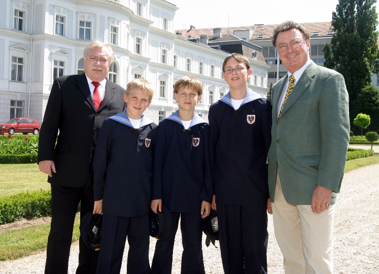 Bürgermeister Dr. Michael Häupl und Dr. Eugen Jesser mit den Wiener Sängerknaben