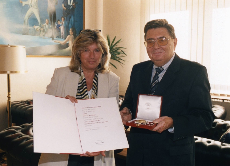 Landeshauptmann-Stellvertreterin Grete Laska überreicht Dr. Walter Eigner das Silberne Ehrenzeichen für Verdienste um das Land Wien