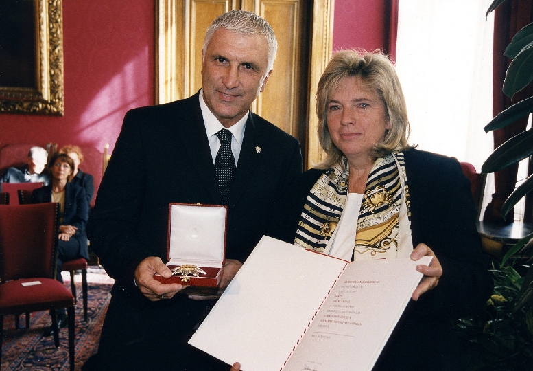 LH-Stv. Grete Laska überreicht das Silberne Ehrenzeichen an Hans Krankl