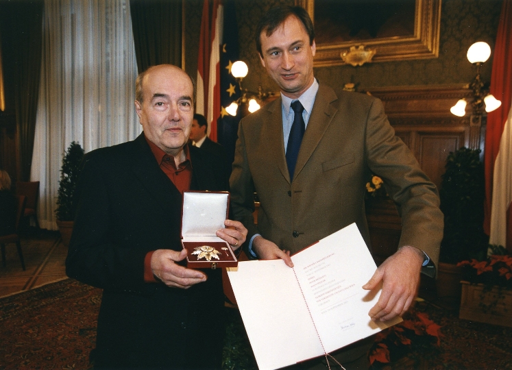 Überreichung des Silbernen Ehrenzeichens für Verdienste um das Land Wien an Peter Fröhlich durch StR. Dr. Andreas Mailath-Pokorny