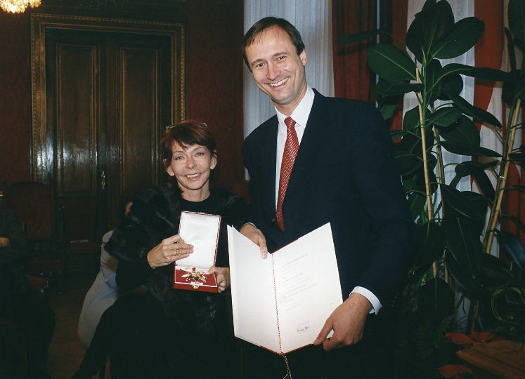 Überreichung des Silbernen Ehrenzeichens für Verdienste um das Land Wien an Dolores Schmidinger durch StR. Dr. Andreas Mailath-Pokorny