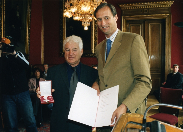 Überreichung des Silbernen Verdienstzeichens an Georg Oswald durch StR. Dr. Andreas Mailath-Pokorny