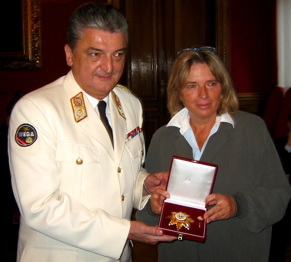 Vbgm. Grete Laska überreichte Brigadier Werner Brinek das Goldene Ehrenzeichen der Stadt Wien