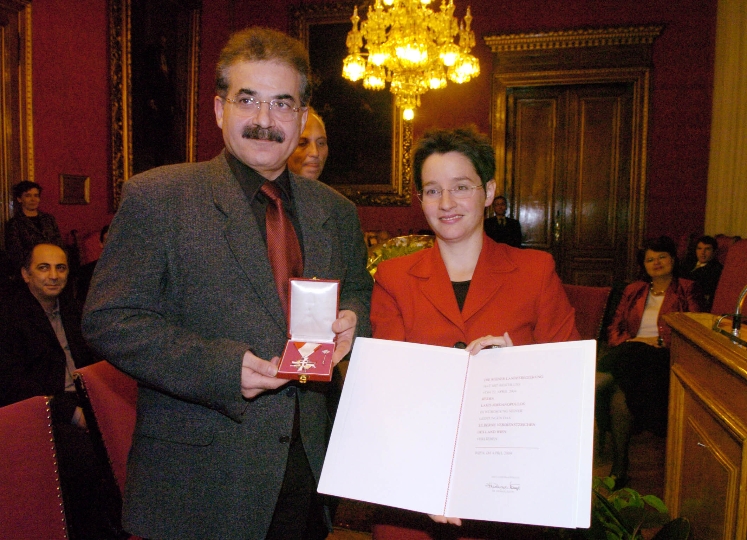 StR. Mag. Sonja Wehsely überreicht das Silberne Verdienstzeichen des Landes Wien an Lakis Jordanopoulos