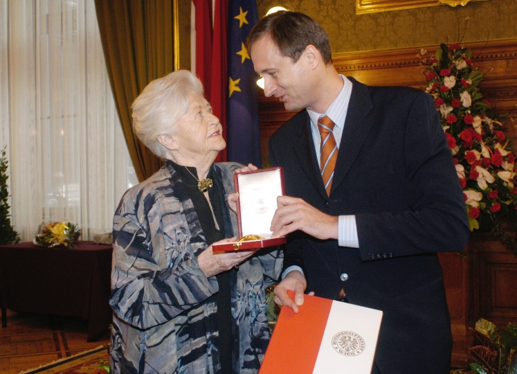 Überreichung des Goldenen Ehrenzeichens für Verdienste um das Land Wien an Susi Nicoletti durch StR. Dr. Andreas Mailath-Pokorny