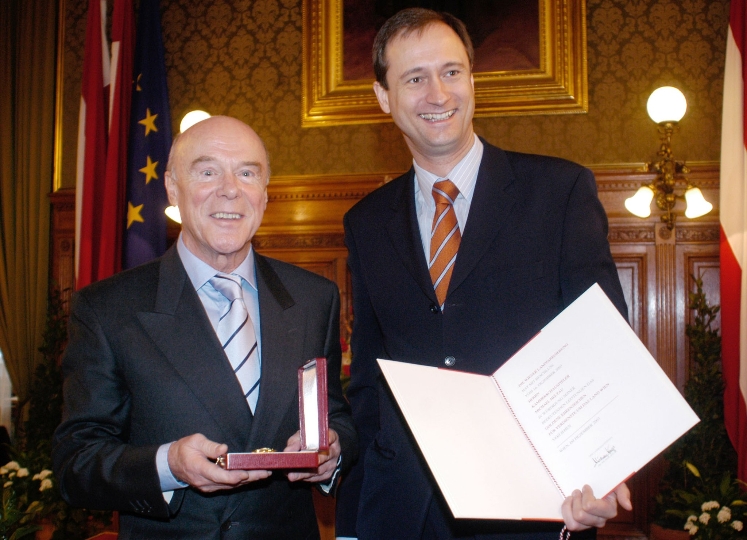 Überreichung des Goldenen Ehrenzeichens für Verdienste um das Land Wien an Michael Heltau durch StR. Dr. Andreas Mailath-Pokorny