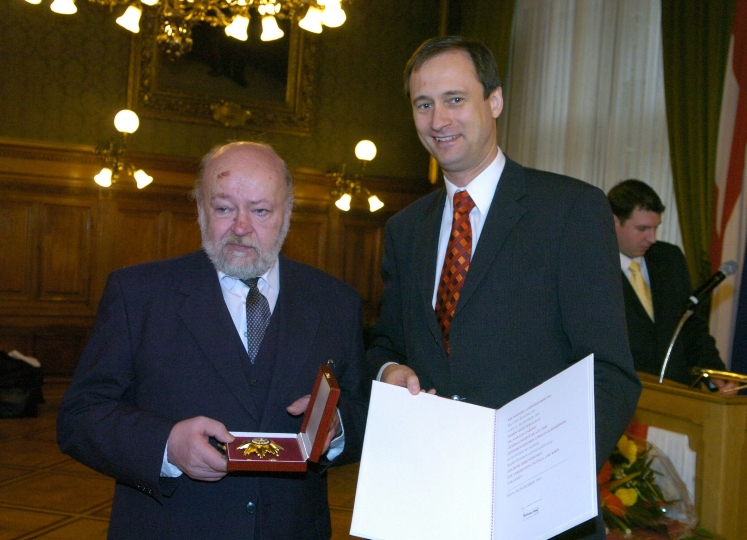 Überreichung des Goldenen Ehrenzeichens für Verdienste um das Land Wien an Ministerialrat Dr. Harald Gardos durch StR. Dr. Andreas Mailath-Pokorny