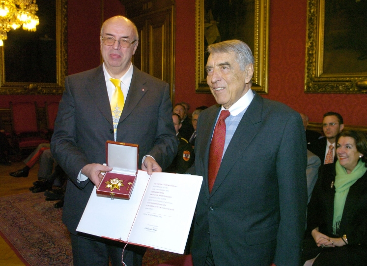 Überreichung des Goldenen Ehrenzeichens für Verdienste um das Land Wien an Prof. Walter Seledec durch Prof. Dr. Helmut Zilk