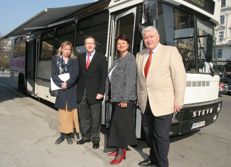 v.li.n.re.: Daniela Loisl, Univ.Prof. Dr. Josef Smolen, StR. Mag.a Renate Brauner und Dr. Walter Dorner vor dem "Rheuma-Bus"