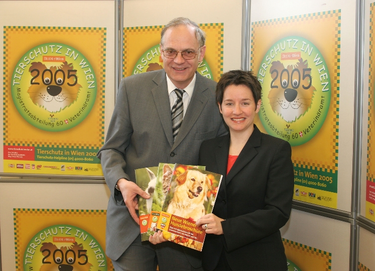 StR. Mag.a Sonja Wehsely und Dr. Walter Reisp (Leiter der MA 60 - Veterinäramt) präsentieren neue Broschüren für Tierfreund/innen