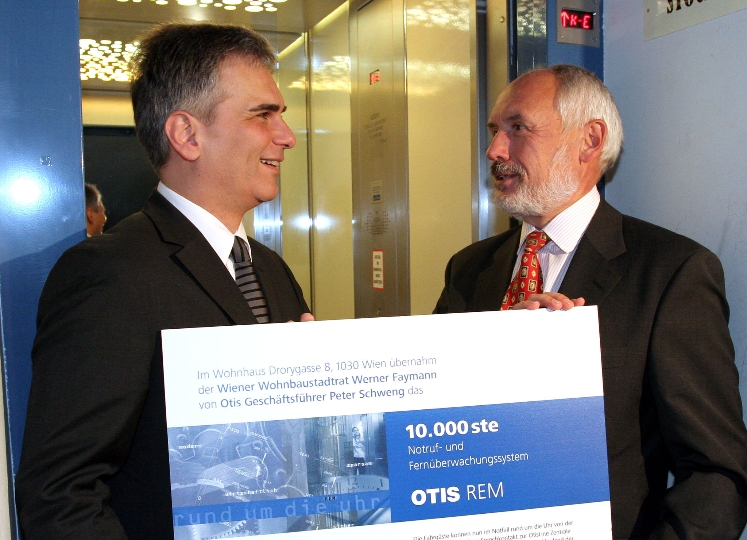 StR. Werner Faymann und Peter Schweng präsentieren 10.000stes Aufzugs-Notrufsystem