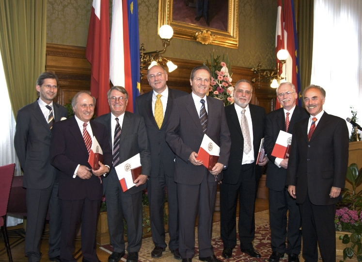 Landeshauptmannstellvertreter Dr. Sepp Rieder überreicht Ehrenzeichen des Landes Wien an verdiente Persönlichkeiten