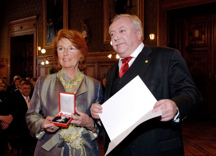 Überreichung des Silbernen Ehrenzeichens für Verdienste um die Republik Österreich an Ingrid Klingohr durch Bürgermeister Dr. Michael Häupl