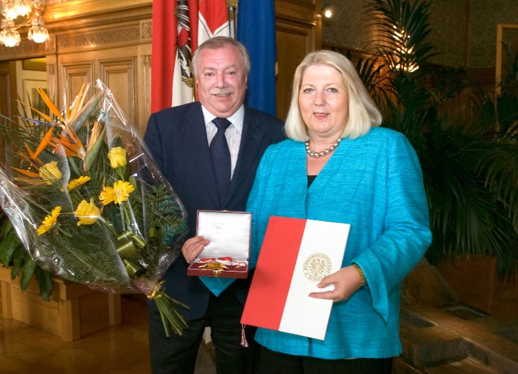 Überreichung des Goldenen Ehrenzeichens für Verdienste um das Land Wien an Bezirksvorsteherin Hermine Mospointner durch Bürgermeister Dr. Michael Häupl