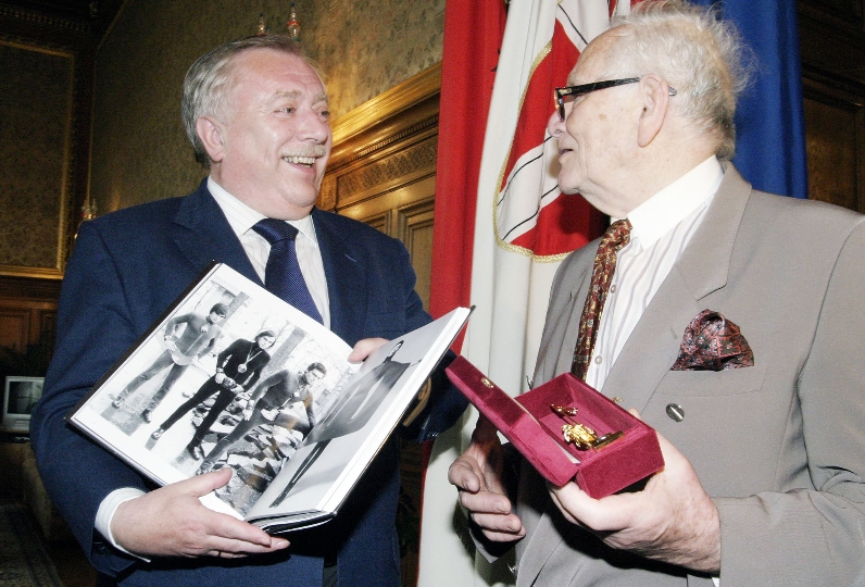 Überreichung des Goldenen Rathausmannes an Pierre Cardin durch Bürgermeister Dr. Michael Häupl
