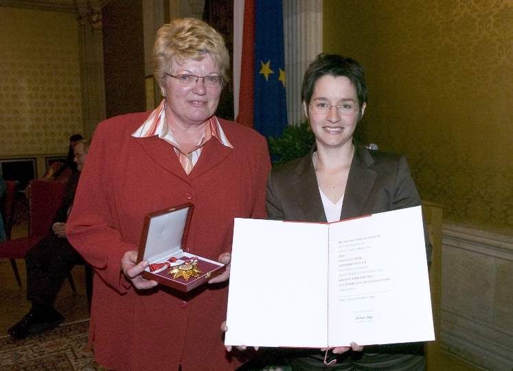 Überreichung des Goldenen Ehrenzeichens für Verdienste um das Land Wien an Gemeinderätin a.D. Ursula Lettner durch StR. Mag.a Sonja Wehsely