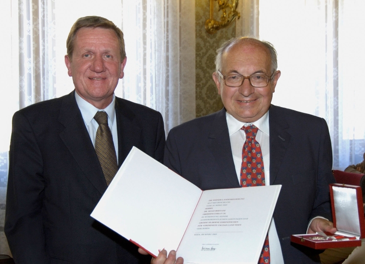 v.li.n.re.: Landesamtsdirektor Dr. Ernst Theimer und Dr. Hugo Bertani