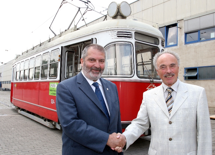 Vbgm. Dr. Sepp Rieder übergibt historische Straßenbahn an Dr. Gheorghe Ciuhandu, Bürgermeister aus Temesvar