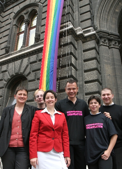 StR. Mag.a Sonja Wehsely und Christian Högl, Obmann der HOSI Wien hissen Regenbogenfahne auf dem Wiener Rathaus