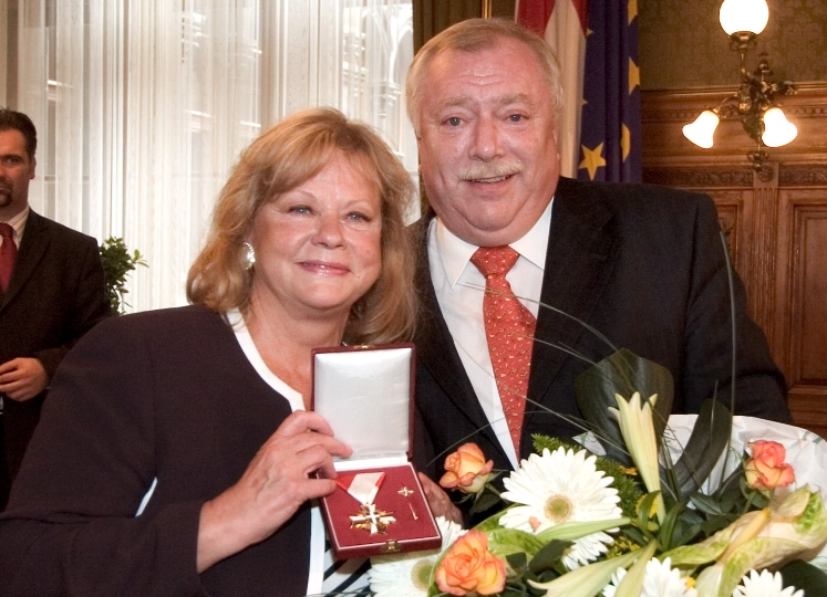 Überreichung des Goldenen Verdienstzeichens des Landes Wien an Marianne Mendt durch Landeshauptmann Dr. Michael Häupl