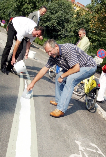 StR. Schicker bei der Markierung der letzten Meter zum 1.000sten Kilometer des Wiener Radverkehrsnetzes