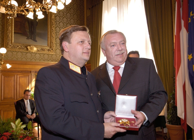 Überreichung des Goldenen Ehrenzeichens für Verdienste um das Land Wien an Mag. Roland Horngacher durch Landeshauptmann Dr. Michael Häupl