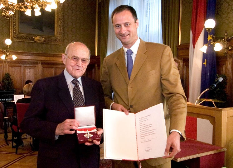 Überreichung des Großen Silbernen Ehrenzeichens für Verdienste um das Land Wien an Ludwig Steiner durch StR. Dr. Andreas Mailath-Pokorny