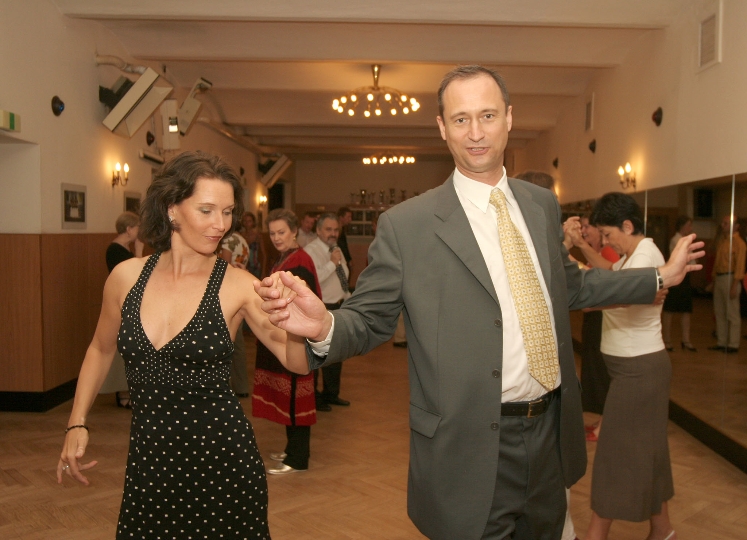 StR. Dr. Andreas Mailath-Pokorny und Maya Hakvoort beim Tanzunterricht