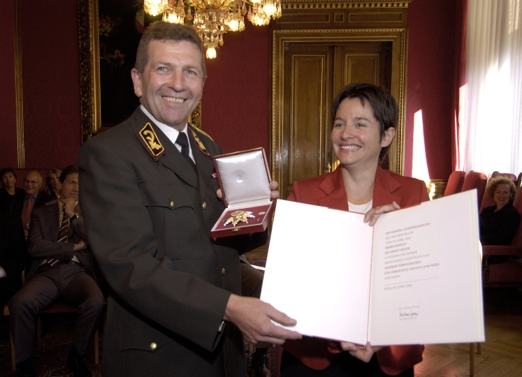 Überreichung des Silbernen Ehrenzeichens für Verdienste um das Land Wien an Hofrat Dr. Ernst Geiger durch StR. Mag.a Sonja Wehsely