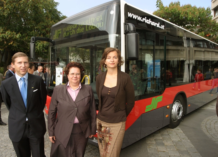 StR. Mag. Ulli Sima und BV Winkelbauer "Umweltfreundlicher Bus of the Year 2005"